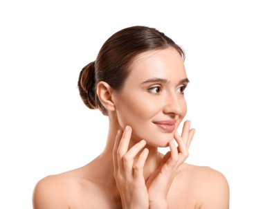 Beyaz arka planda sağlıklı cilde sahip güzel genç bir kadın.