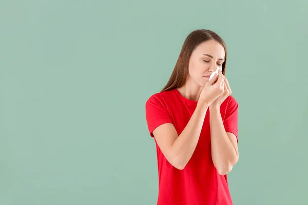 Young woman suffering from allergy on color background — Stock Photo, Image