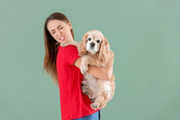 Mujer joven con alergia a las mascotas en el fondo de color — Foto de Stock