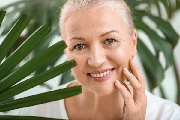 Beautiful mature woman with healthy skin at home — Stock Photo, Image
