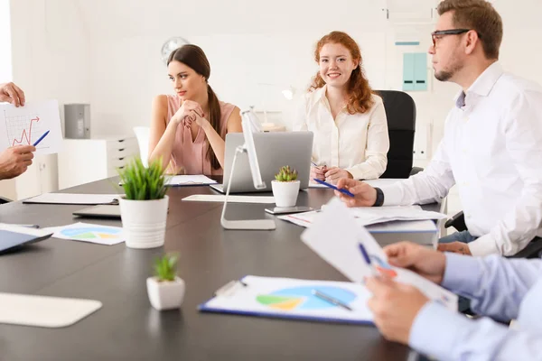 Groep zakenmensen tijdens de vergadering in functie — Stockfoto