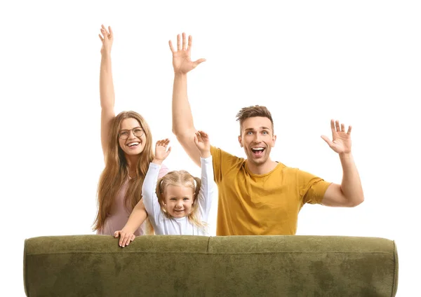 Счастливая молодая семья сидит на диване на белом фоне — стоковое фото