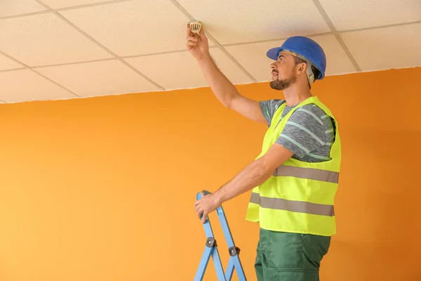 Especialista en seguridad contra incendios inspeccionando edificio — Foto de Stock