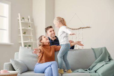 Mutlu genç aile evde portresi