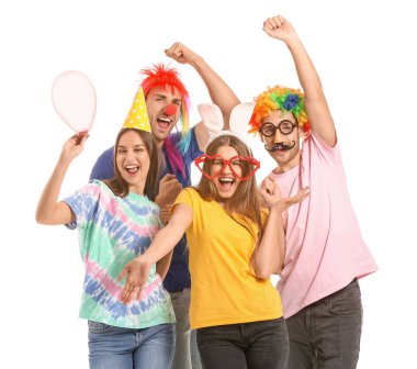 Beyaz arka planda tuhaf kılık değiştirmiş insanlar. 1 Nisan kutlamaları