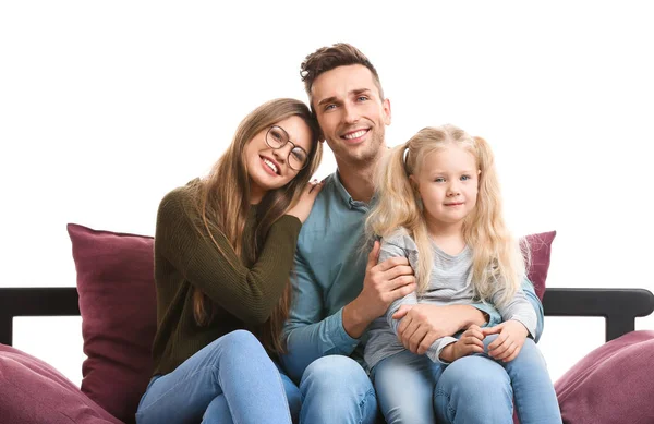 Ευτυχισμένη νεαρή οικογένεια κάθεται στον καναπέ σε λευκό φόντο — Φωτογραφία Αρχείου
