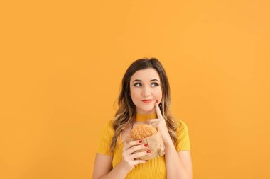 Renkli burgerli düşünceli genç bir kadının portresi.