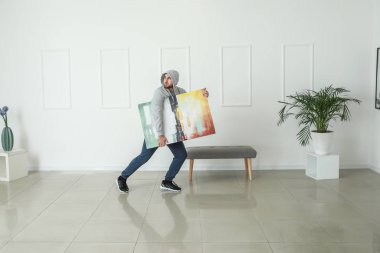 Sanat galerisinden resim çalan hırsız.