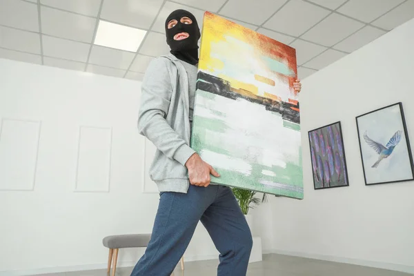 미술관에서 그림을 훔치는 도둑 — 스톡 사진