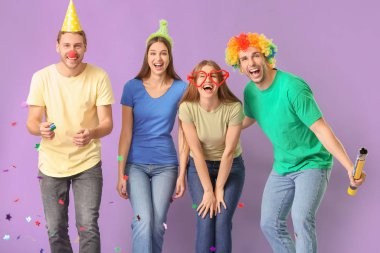 Renkli arka planda tuhaf kılık değiştirmiş insanlar. 1 Nisan kutlamaları