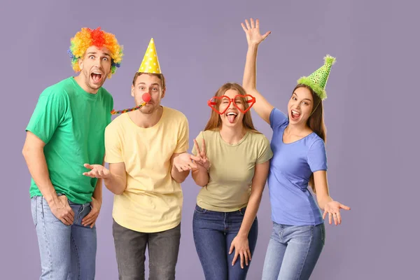 Menschen in lustiger Verkleidung auf farbigem Hintergrund. Aprilscherz-Fest — Stockfoto