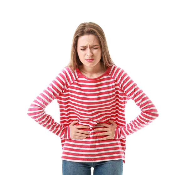 Mujer joven que sufre de dolor de estómago sobre fondo blanco — Foto de Stock