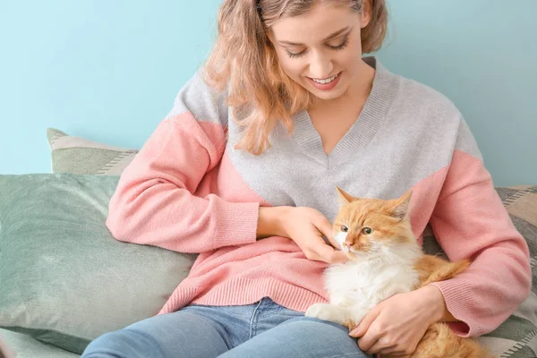 Evinde sevimli kedisi olan güzel genç bir kadın.