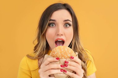 Renkli burgerli güzel bir genç kadının portresi.