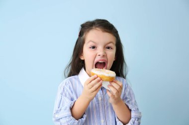 Renkli donutlu komik küçük kız.