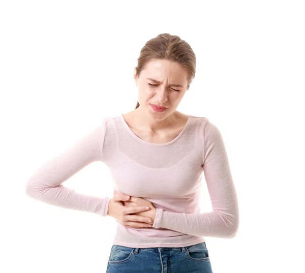 Giovane donna che soffre di mal di stomaco su sfondo bianco — Foto Stock