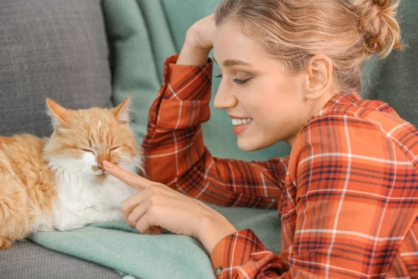 漂亮的年轻女人，家里有可爱的猫 — 图库照片