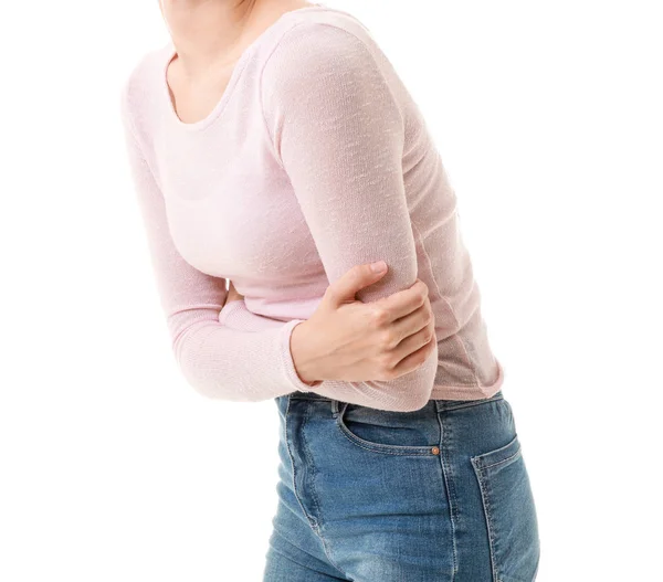 Νεαρή γυναίκα που υποφέρει από στομαχόπονο σε λευκό φόντο — Φωτογραφία Αρχείου