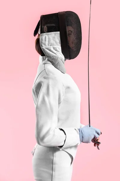 Giovane schermidore femminile su sfondo a colori — Foto Stock