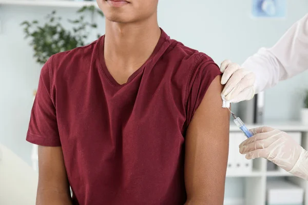 Γιατρός εμβολιασμός έφηβος αγόρι στην κλινική, closeup — Φωτογραφία Αρχείου