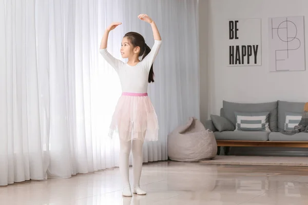 Balerina kecil yang lucu di rumah. — Stok Foto