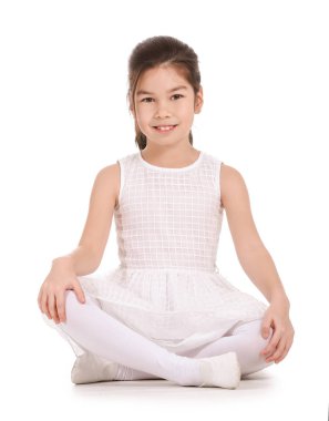 Beyaz arka planda küçük şirin balerin