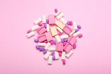 Renk arkaplanında farklı sakız çiğneme