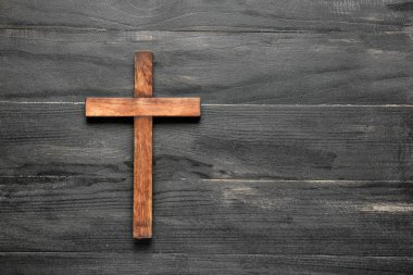Ahşap arka planda Hıristiyan haçı