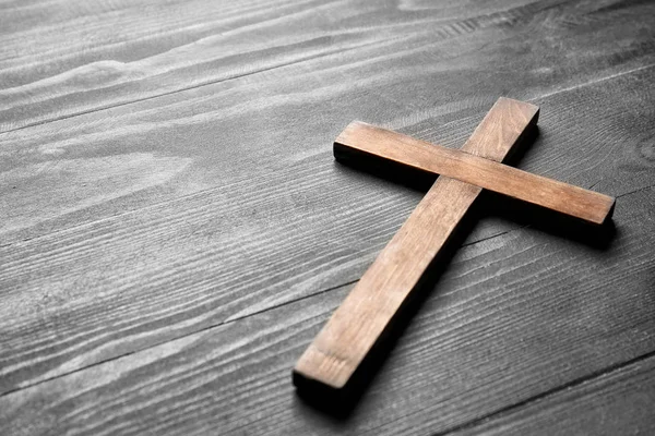 Christian cross on wooden background — Stock Photo, Image