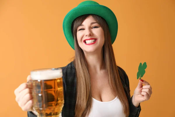 Jeune femme drôle avec trèfle en papier et bière sur fond de couleur. Célébration de la Saint Patrick — Photo
