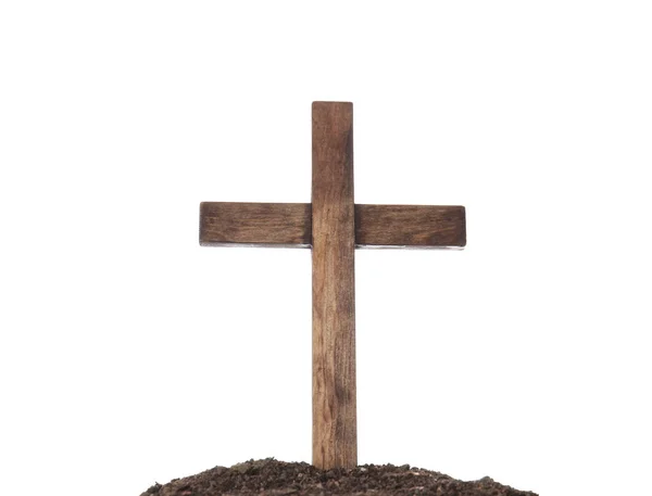 白色背景上的木制墓地十字架和泥土 — 图库照片