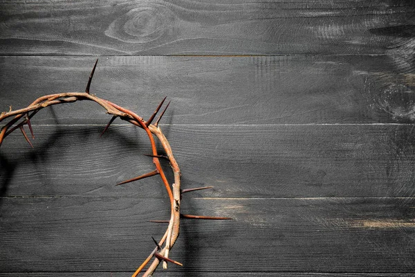 Ghirlanda di spine su sfondo di legno scuro — Foto Stock