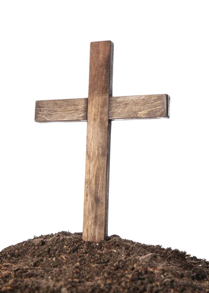 白色背景上的木制墓地十字架和泥土 — 图库照片