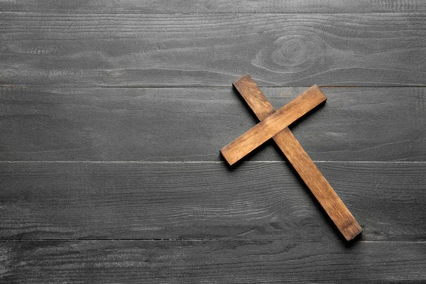 Christian cross on wooden background — Stock Photo, Image