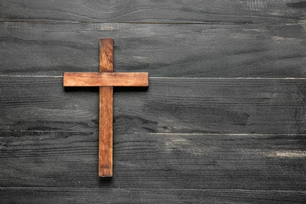 Křesťanský kříž na dřevěném pozadí — Stock fotografie