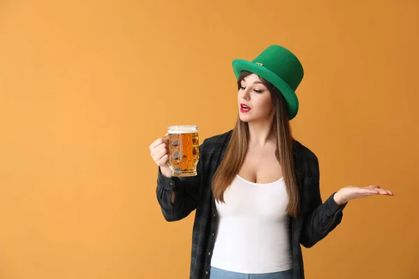 Zabawna młoda kobieta z piwem na tle koloru. Święto św. Patryka — Zdjęcie stockowe