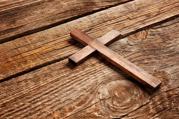 Christian cross on wooden background — Stock Photo, Image