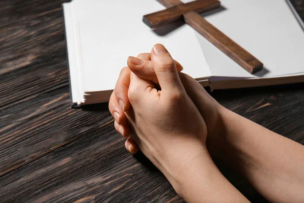 Mani di preghiera donna, Bibbia e croce su sfondo di legno — Foto Stock