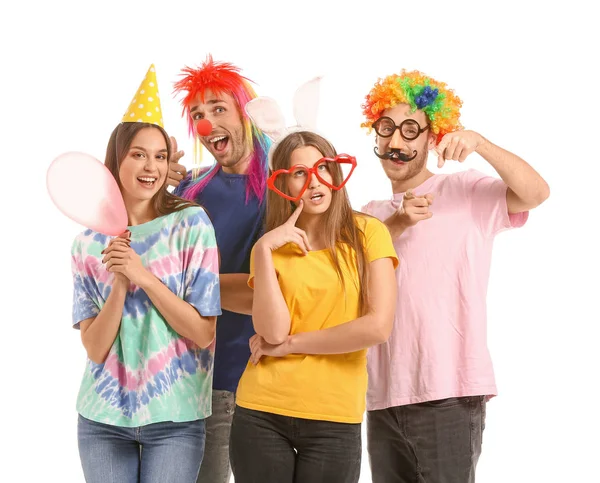 Des gens déguisés bizarrement sur fond blanc. Fête des fous d'avril — Photo