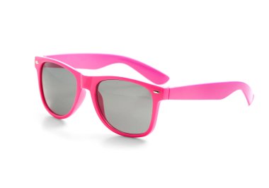 Beyaz arkaplanda şık güneş gözlükleri