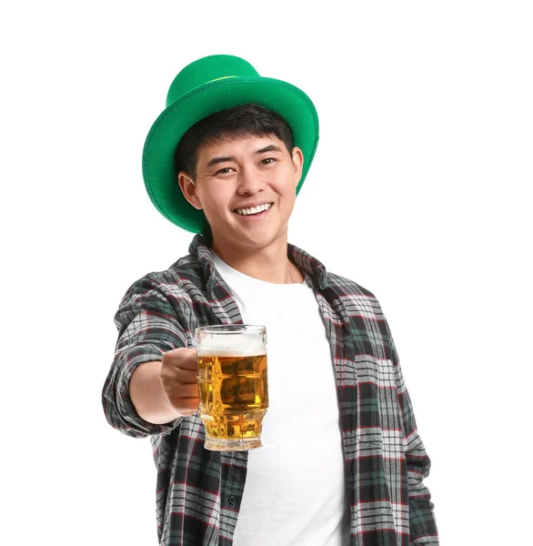 Jonge Aziatische man met bier op witte achtergrond. St. Patrick 's Day viering — Stockfoto