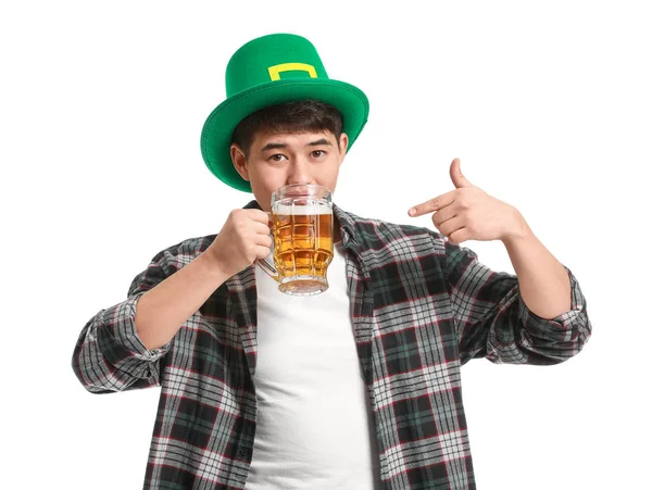 Junger asiatischer Mann mit Bier auf weißem Hintergrund. St. Patrick 's Day Feier — Stockfoto