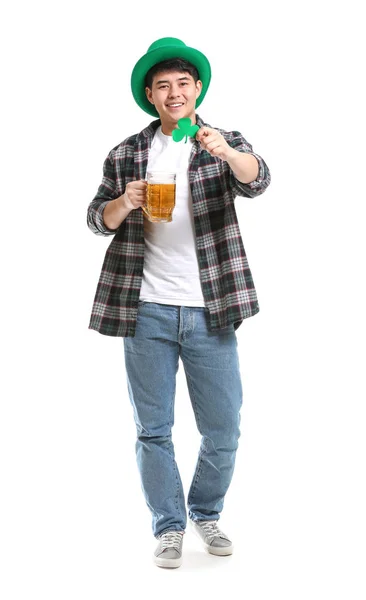 Junger asiatischer Mann mit Bier und Klee auf weißem Hintergrund. St. Patrick 's Day Feier — Stockfoto