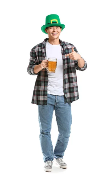 Jovem asiático com cerveja no fundo branco. Celebração do Dia de São Patrício — Fotografia de Stock