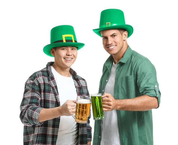 Jovens com cerveja no fundo branco. Celebração do Dia de São Patrício — Fotografia de Stock