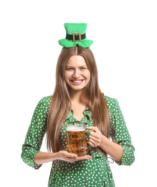 Jeune femme avec de la bière sur fond blanc. Célébration de la Saint Patrick — Photo