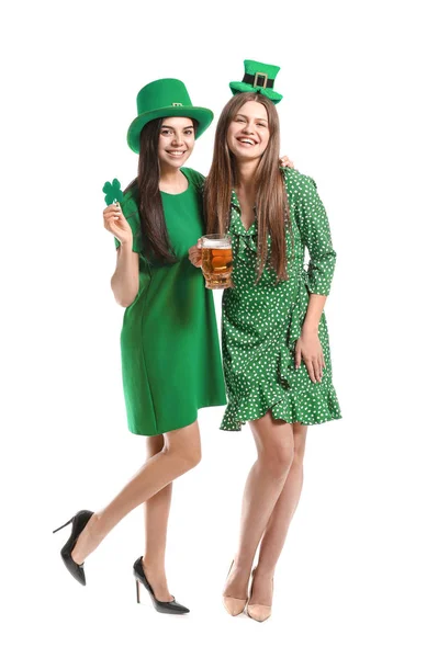 Jeunes femmes avec de la bière sur fond blanc. Célébration de la Saint Patrick — Photo
