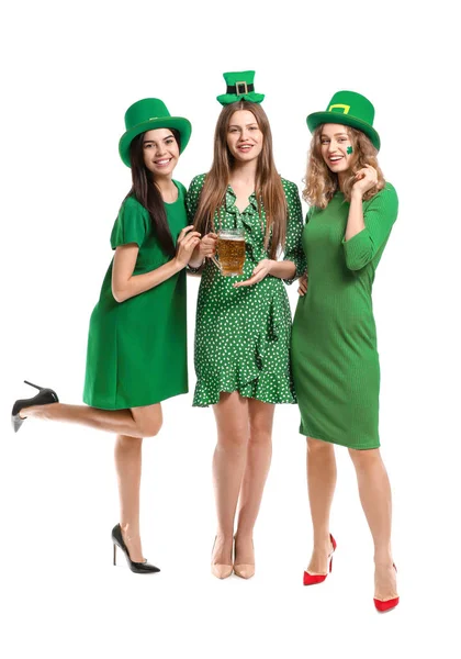 Jeunes femmes avec de la bière sur fond blanc. Célébration de la Saint Patrick — Photo