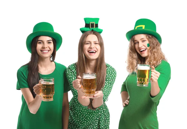 Jonge vrouwen met bier op witte achtergrond. St. Patrick 's Day viering — Stockfoto