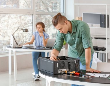 Servis merkezinde çalışan elektronik teknisyenler.